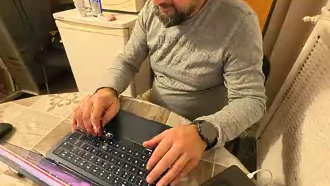 Snapshot of tarkan198 chatting on November 22, 9:14 pm tarkan198 online show from November 22, 9:14 pm