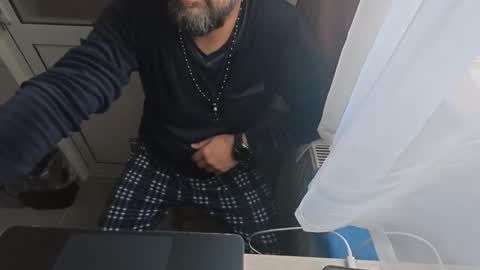 Snapshot of tarkan198 chatting on November 30, 7:12 am tarkan198 online show from November 30, 7:12 am