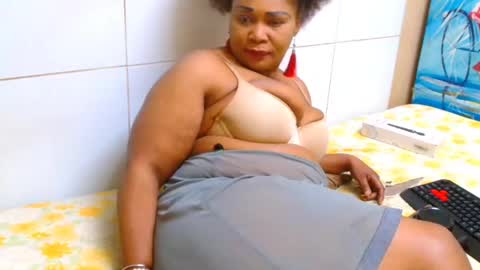 Snapshot of tastybootyxoxo chatting on June 23, 5:00 pm tastybootyxoxo online show from June 23, 5:00 pm