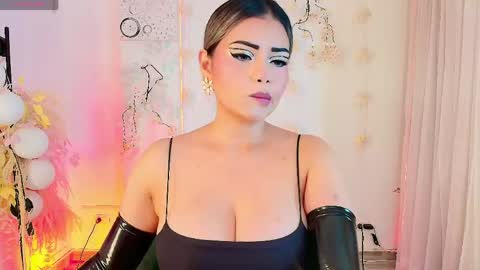 Snapshot of tatiana_ruiiz chatting on April 14, 10:27 pm Tatiana online show from April 14, 10:27 pm