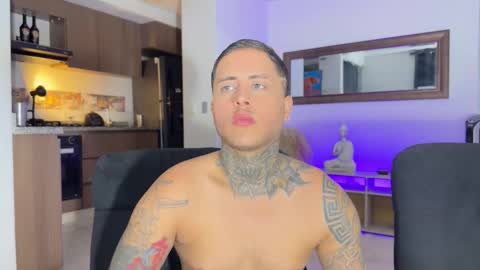 Snapshot of tattoguys_cums chatting on November 29, 2:47 am Jonathan Juan online show from November 29, 2:47 am