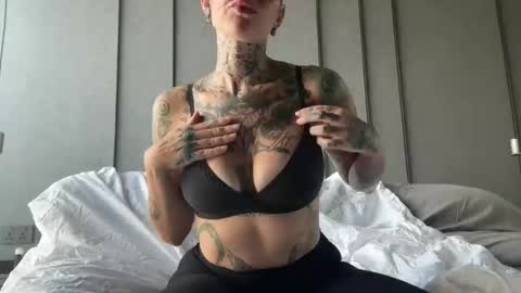 Snapshot of tattooedlucy_ chatting on December 3, 9:07 am tattooedlucy_ online show from December 3, 9:07 am