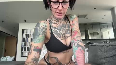 Snapshot of tattooedlucy_ chatting on December 15, 7:01 am tattooedlucy_ online show from December 15, 7:01 am
