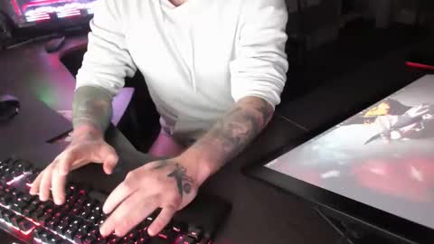 Snapshot of tattoosboys69 chatting on November 22, 8:02 am tattoosboys69 online show from November 22, 8:02 am