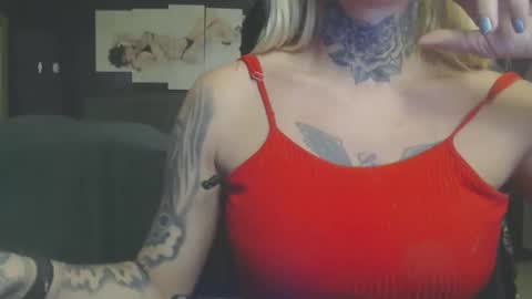 Snapshot of tatuada_safada chatting on June 8, 8:42 pm tatuada_safada online show from June 8, 8:42 pm