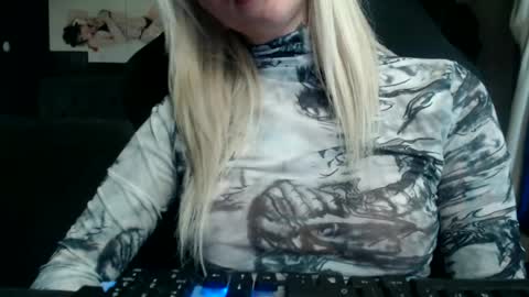 Snapshot of tatuada_safada chatting on June 11, 7:23 pm tatuada_safada online show from June 11, 7:23 pm