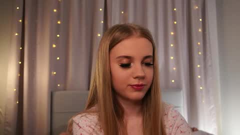 Taya online show from May 15, 5:09 pm