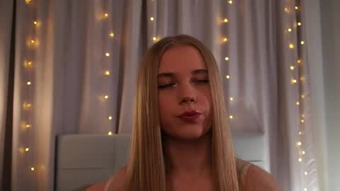 Taya online show from May 25, 4:46 pm