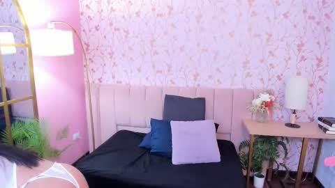 Taylor Bennet online show from February 5, 7:07 pm