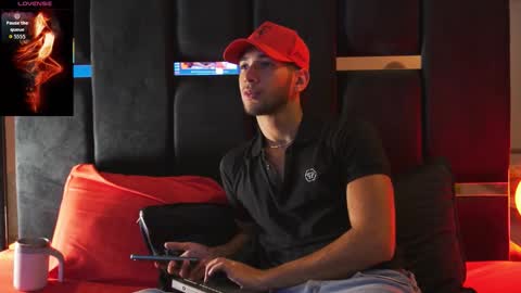 taylorsmiths_ online show from January 18, 3:54 am