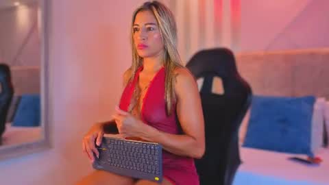 Snapshot of tayra_pradit chatting on July 25, 7:00 pm tayra online show from July 25, 7:00 pm