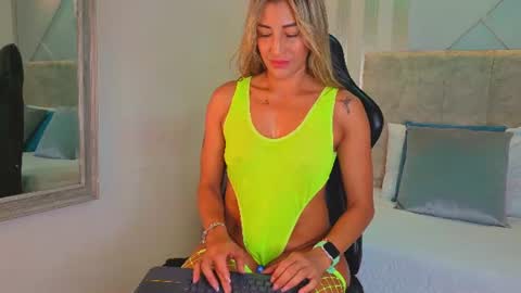 Snapshot of tayra_pradit chatting on July 28, 8:52 pm tayra online show from July 28, 8:52 pm