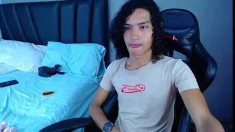Snapshot of tayronx33 chatting on April 10, 4:01 pm Tayron online show from April 10, 4:01 pm