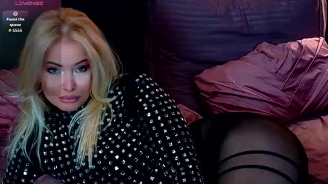 Snapshot of teasingjulianna chatting on January 18, 3:32 am teasingjulianna online show from January 18, 3:32 am