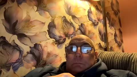 Snapshot of tebb61 chatting on October 5, 7:01 pm Mark online show from October 5, 7:01 pm