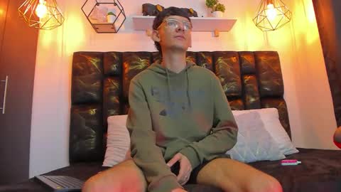 Snapshot of teddy_smith_ chatting on December 5, 11:30 am Smith online show from December 5, 11:30 am