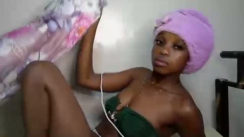 Snapshot of tee_maya chatting on June 1, 2:35 am Baby maya online show from June 1, 2:35 am