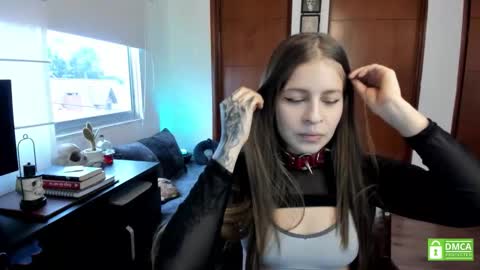 Snapshot of temptressweet chatting on October 17, 10:23 pm Scar online show from October 17, 10:23 pm