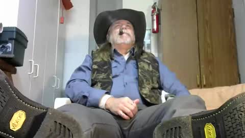 Snapshot of tennredneck chatting on February 5, 3:00 am Tennredneck online show from February 5, 3:00 am