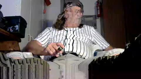 Snapshot of tennredneck chatting on May 9, 1:33 am Tennredneck online show from May 9, 1:33 am