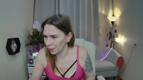 Snapshot of tessadaybreak chatting on April 4, 7:28 am tessadaybreak online show from April 4, 7:28 am