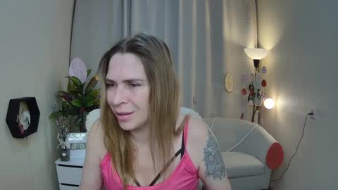 Snapshot of tessadaybreak chatting on April 5, 7:49 am tessadaybreak online show from April 5, 7:49 am