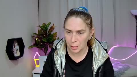 Snapshot of tessadaybreak chatting on May 14, 11:50 am tessadaybreak online show from May 14, 11:50 am