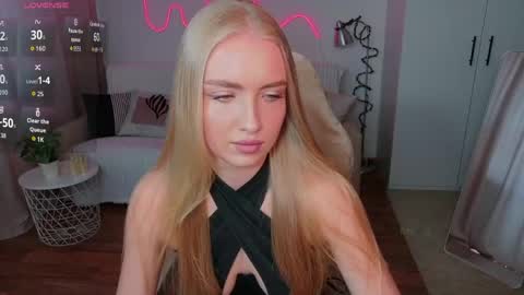 Snapshot of tessahamilton chatting on April 28, 12:10 pm TessaHamilton online show from April 28, 12:10 pm