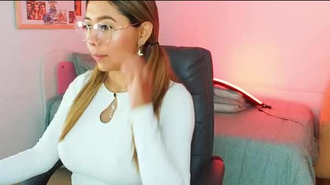 Snapshot of texas_curvykitten chatting on April 27, 10:02 am texas_curvykitten online show from April 27, 10:02 am