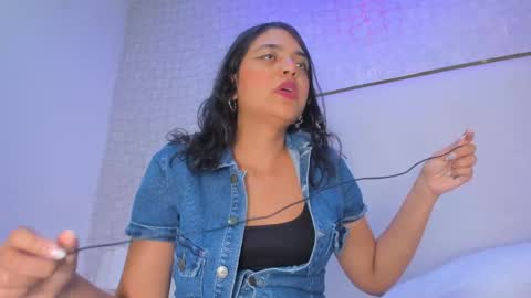 Snapshot of thalia888_ chatting on April 19, 7:05 pm thalia888_ online show from April 19, 7:05 pm