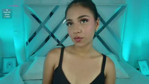 Snapshot of thalia_gomez__ chatting on May 21, 8:27 pm thalia online show from May 21, 8:27 pm