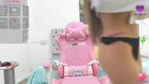 Snapshot of thalia_ssmith chatting on April 19, 2:16 pm thalia online show from April 19, 2:16 pm