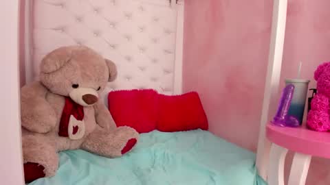 Snapshot of thanier_18 chatting on February 11, 8:14 pm thanier_18 online show from February 11, 8:14 pm