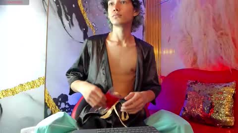 Snapshot of thanier_18 chatting on March 8, 2:10 pm thanier_18 online show from March 8, 2:10 pm