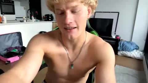 liammlust online show from December 21, 9:11 pm