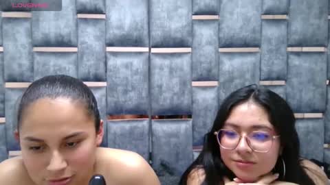 the_hot_twins online show from December 13, 8:47 pm