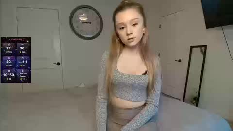 Snapshot of the_hotties chatting on September 19, 9:37 pm the_hotties online show from September 19, 9:37 pm