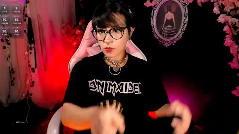 Snapshot of the_kitty_roxy chatting on April 15, 5:47 am ... ... online show from April 15, 5:47 am
