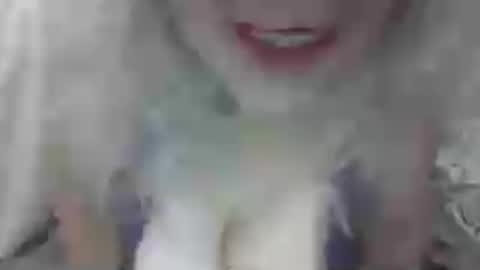 Snapshot of thearcticmilf chatting on June 19, 5:17 pm The Arctic Milf online show from June 19, 5:17 pm