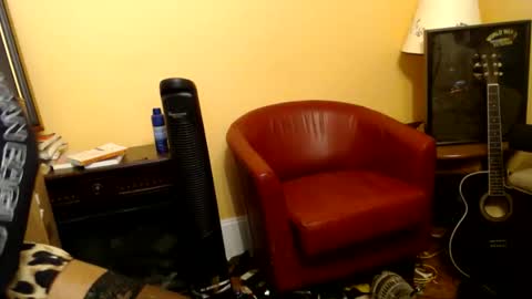 Snapshot of thebody77 chatting on December 16, 1:32 am thebody77 online show from December 16, 1:32 am