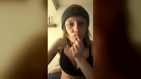 Snapshot of theborderline14 chatting on February 8, 9:13 am theborderline14 online show from February 8, 9:13 am