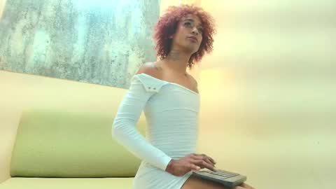 Snapshot of thee_queen1 chatting on October 27, 5:00 am thee_queen1 online show from October 27, 5:00 am