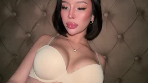 Elle  dont forget to folloW me and thumbs up online show from March 28, 4:34 am