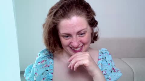 Snapshot of theladysblush chatting on March 2, 8:27 am Ella online show from March 2, 8:27 am