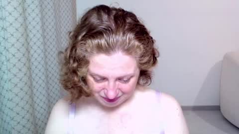 Snapshot of theladysblush chatting on November 4, 6:01 am Ella online show from November 4, 6:01 am