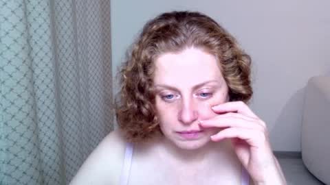 Snapshot of theladysblush chatting on December 5, 8:12 am Ella online show from December 5, 8:12 am