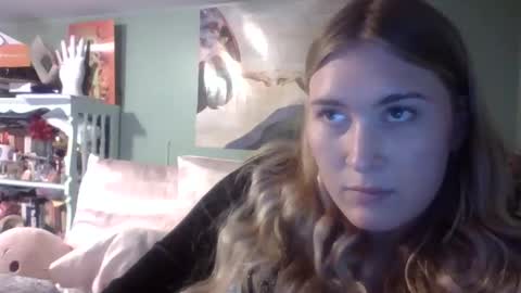 Snapshot of thelittlebambii chatting on November 15, 9:43 pm Little Bambii online show from November 15, 9:43 pm