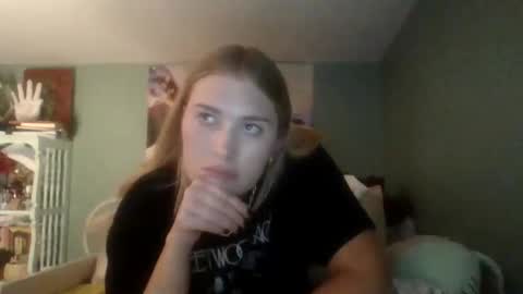 Snapshot of thelittlebambii chatting on November 18, 12:49 am Little Bambii online show from November 18, 12:49 am