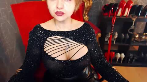 Snapshot of themilfmistress chatting on November 5, 10:04 am mihaela online show from November 5, 10:04 am