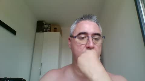 Snapshot of themohican chatting on June 1, 8:27 am Themohican online show from June 1, 8:27 am